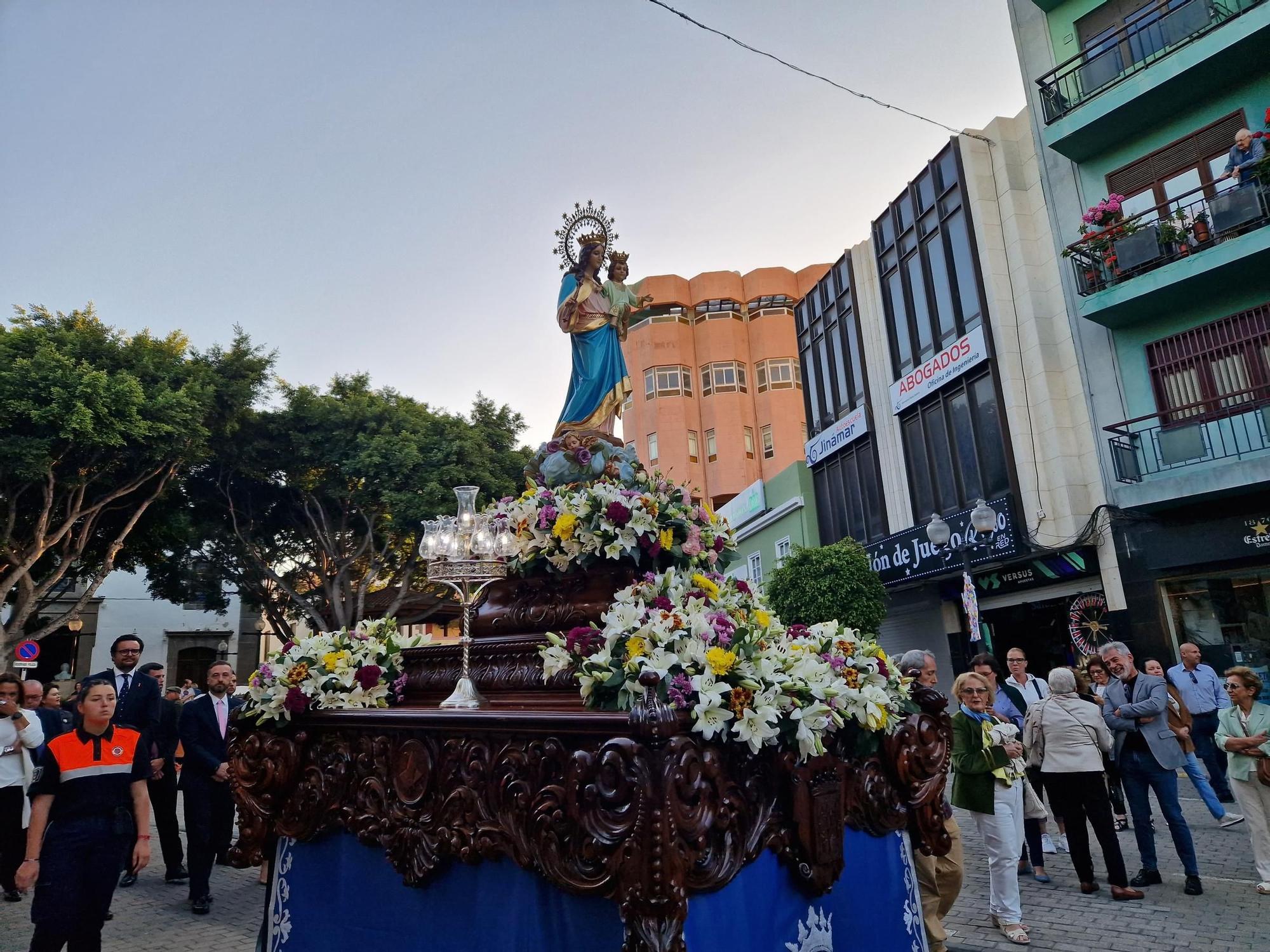 Procesión de la imagen de María Auxiliadora por las calles de San Gregorio, en Telde