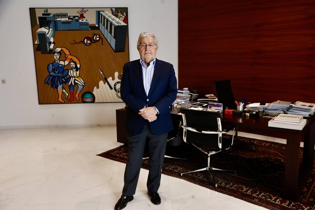 Rafael Alcón, presidente de la Fundación Bancaja, en su despacho