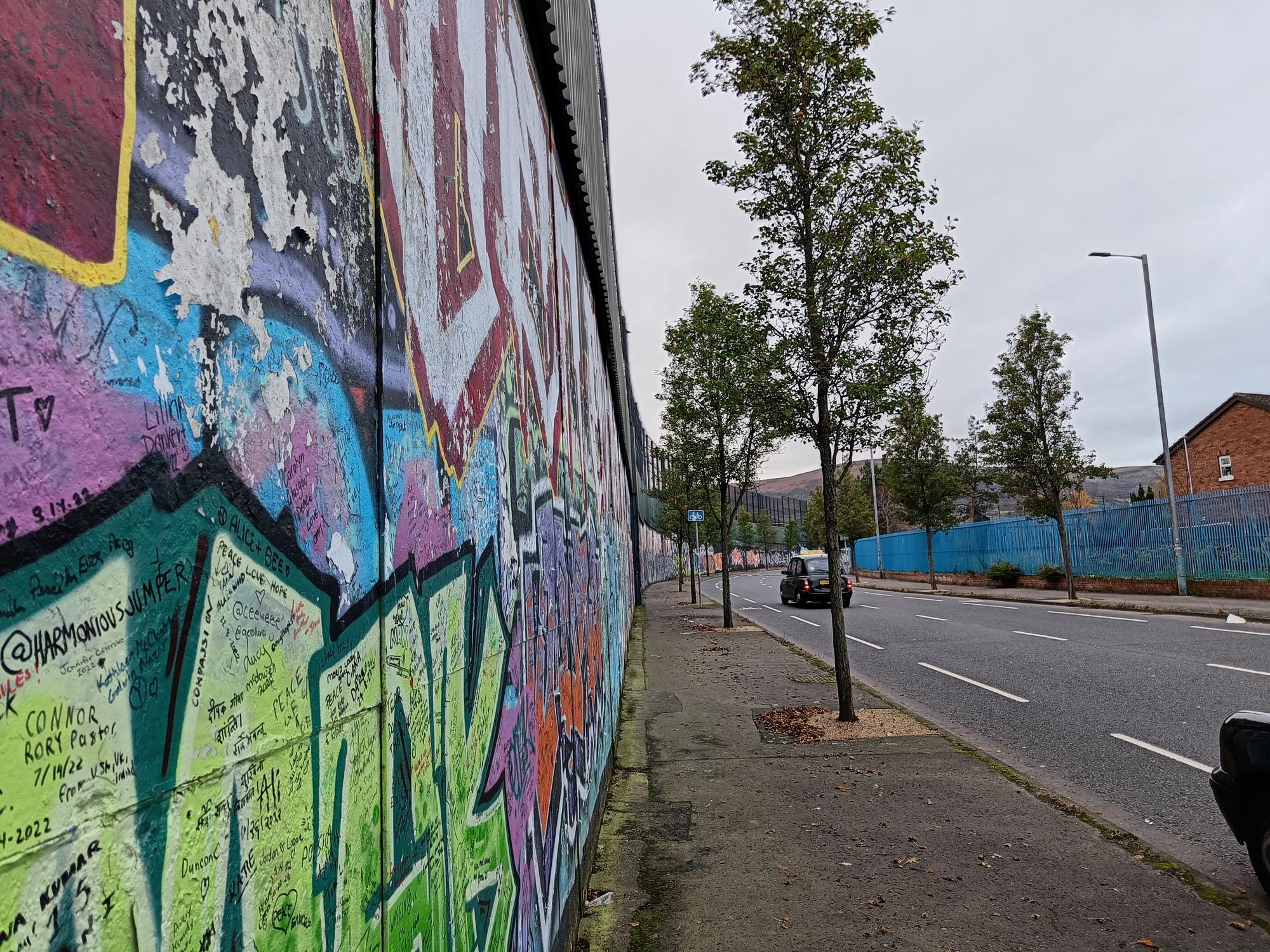 En imágenes: Música, comida y fiesta para derribar el muro de Belfast