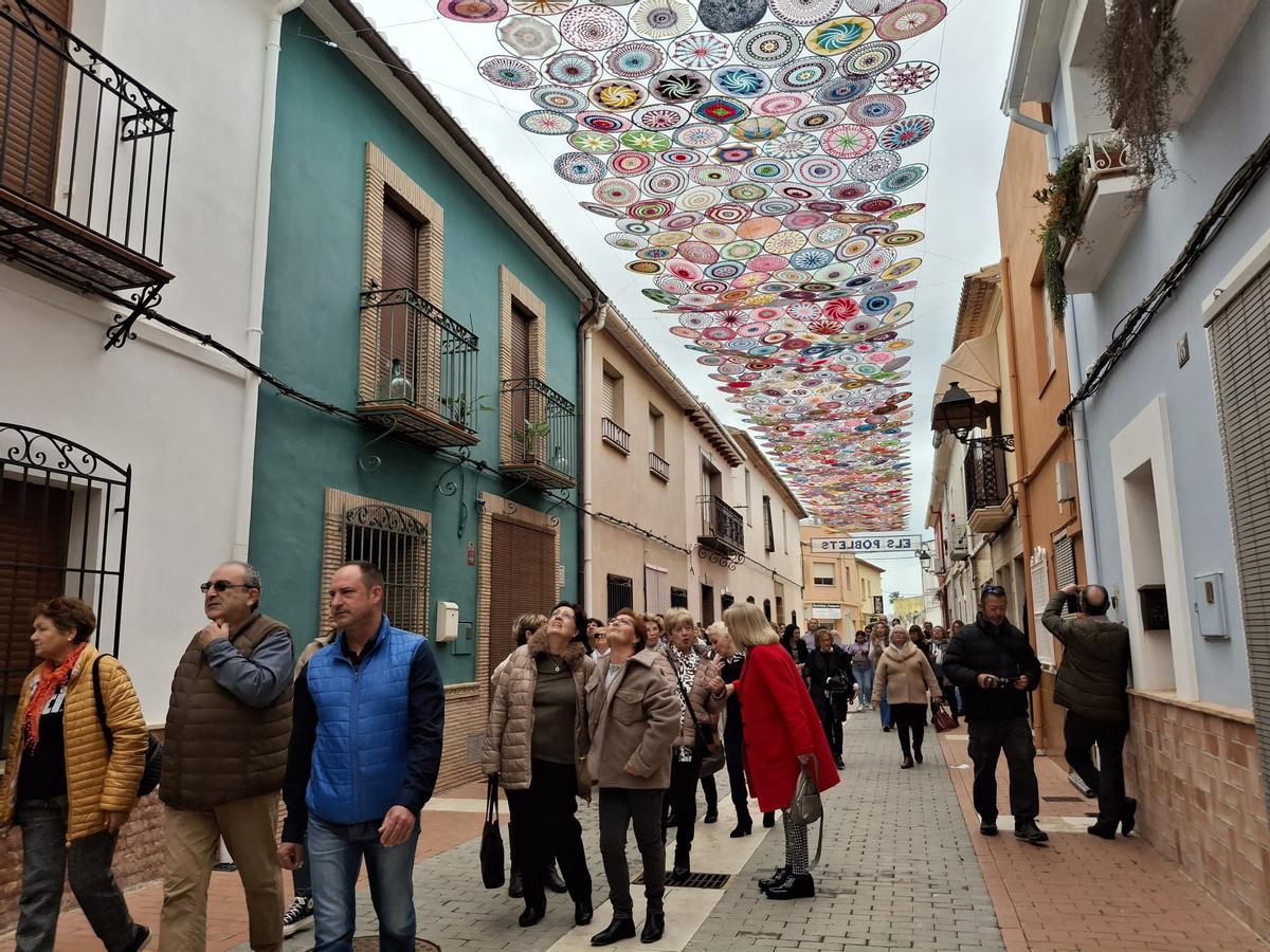 Las mujeres transforman Els Poblets: 1.400 mandalas se entrelazan sobre el Carrer Major (imágenes)