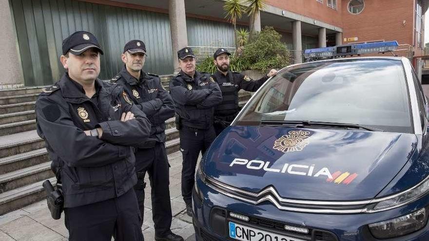 Por la izquierda, los agentes José Ramón de la Torre, Carlos Llamazares, Jesús Manuel Cofiño y Nel Huelga, ayer, frente a la Comisaría de la Policía Nacional de Gijón.