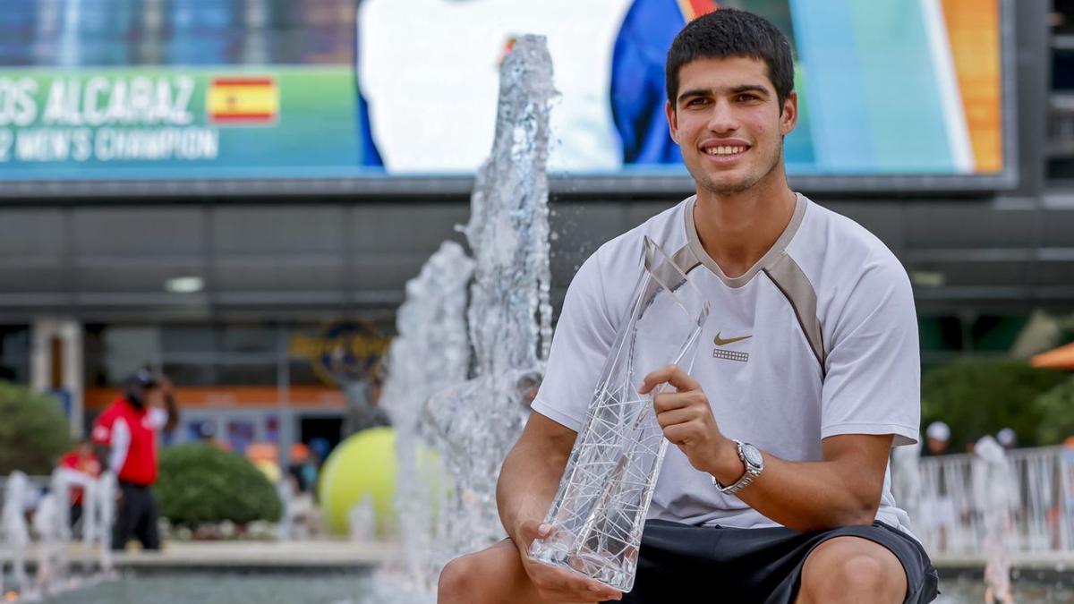 Carlos Alcaraz posa con el trofeo de campeón del Masters 1000 de Miami. | EFE