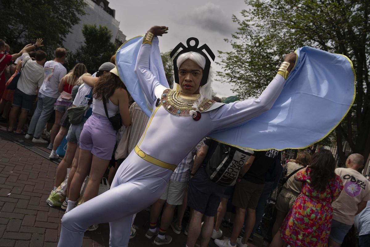 Celebran el desfile anual del orgullo LGTB+ por el Canal en Ámsterdam