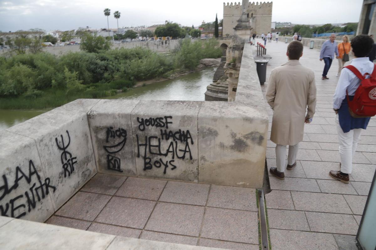 Pintadas en el pretil de Puente Romano.