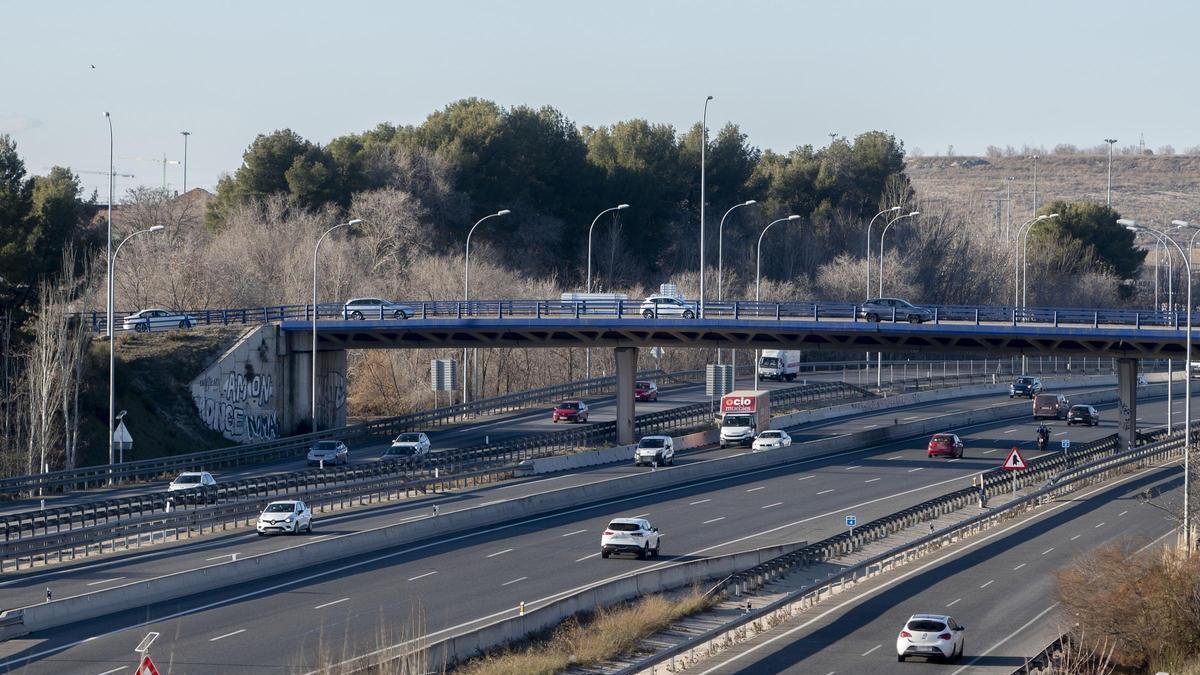 Archivo - Decenas de coches en la A-3, a 27 de diciembre de 2024, en Madrid (España)