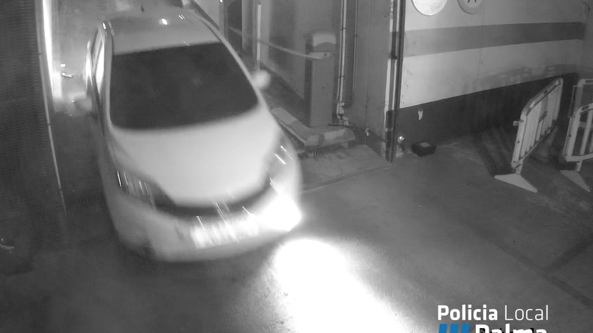 El vehículo rompió la barrera dando marcha atrás