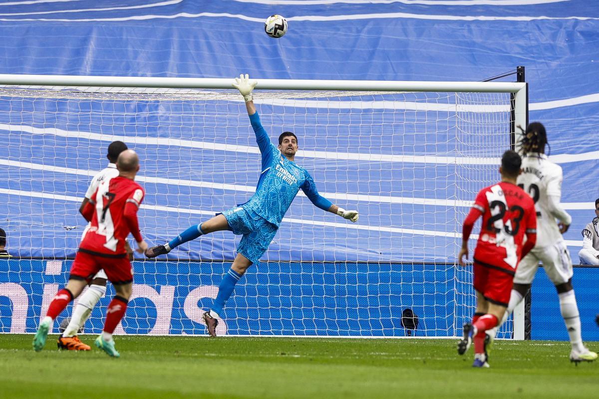 MADRID, 24/05/2023.- El portero del Real Madrid Coutois en acción este miércoles, durante el partido de LaLiga Santander entre el Rayo Vallecano y el Real Madrid, en el estadio Santiago Bernabéu de Madrid. EFE/ Rodrigo Jiménez