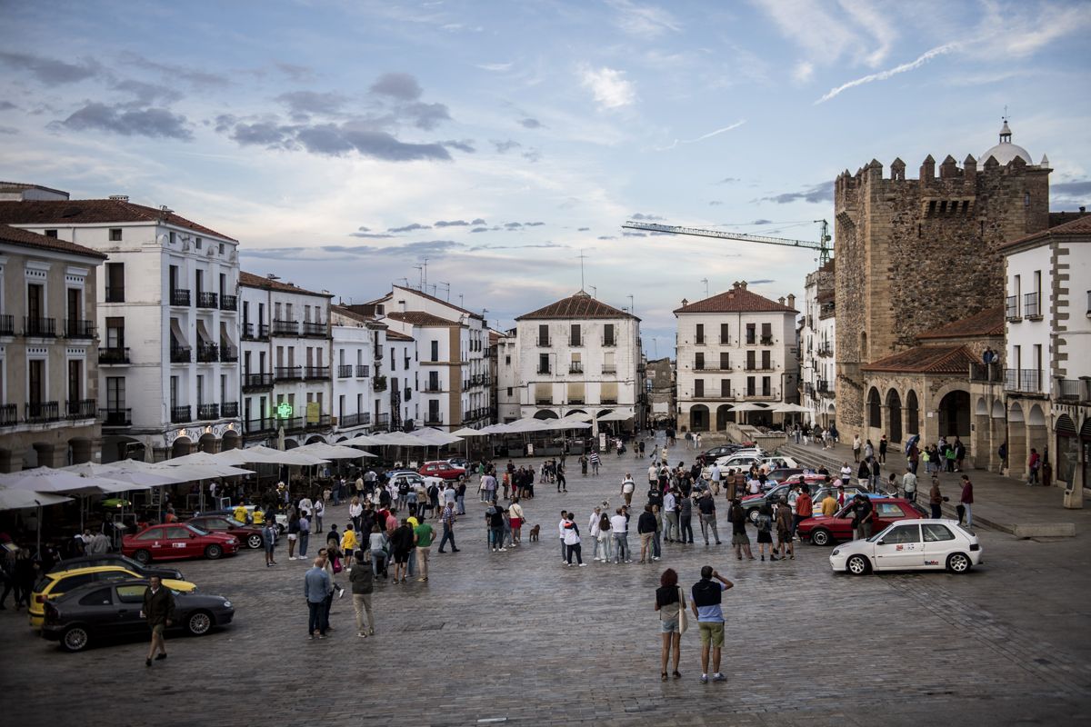 Fotogalería | La lluvía no ensombrece el rally de coches clásicos en la plaza Mayor de Cáceres