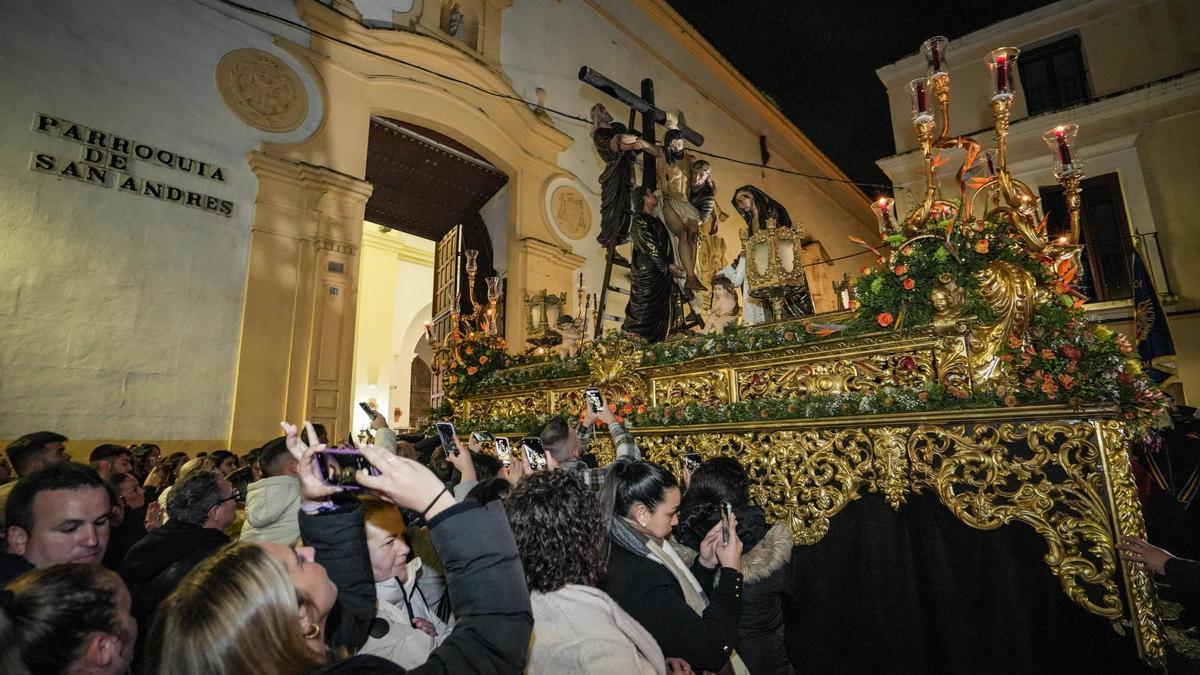 Conjunto escultórico del Descendimiento de la cofradía de San Andrés de Badajoz, a su salida del templo la pasada Semana Santa.