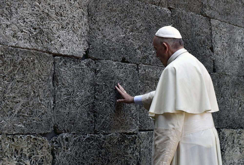 El Papa visita el campo de concentración de Auschwitz