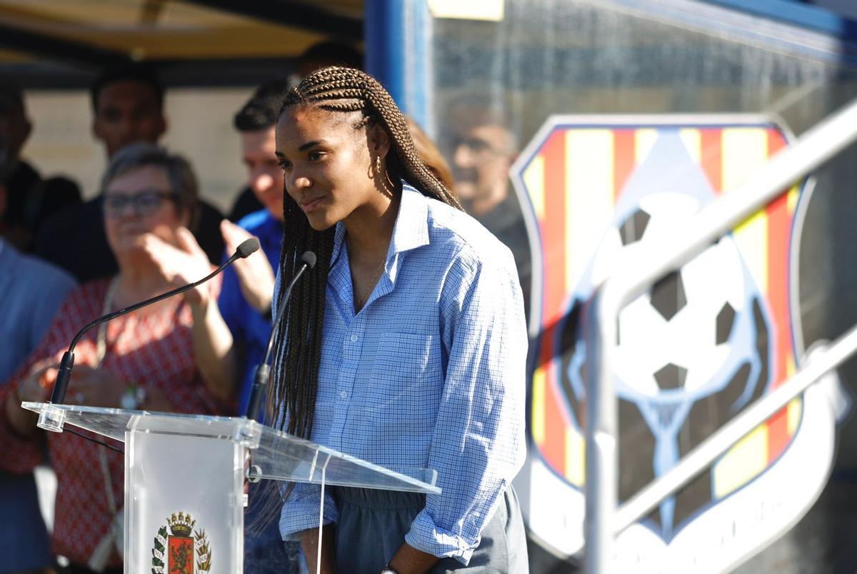 En imágenes | Salma Paralluelo ya da nombre al campo de fútbol de San José En imágenes | Salma Paralluelo ya da nombre al campo de fútbol de San José