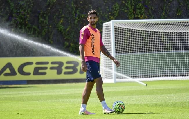 Entrenamiento de la UD Las Palmas en Barranco ...