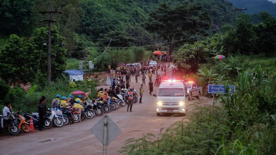 Cuatro de los 12 niños de la cueva ya duermen en casa