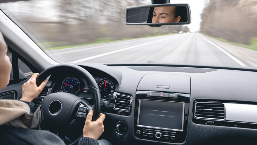 El objeto prohibido en tu coche que puede costarte una multa de la DGT de 500 euros