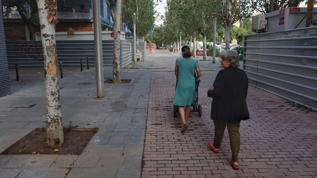 El lugar donde murió tiroteado un hombre en la calle de Rosalía de Castro en Sant Adrià de Besòs.