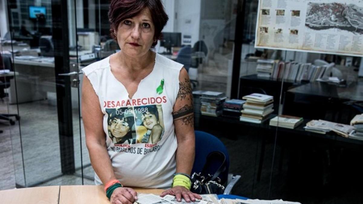 Mari Carme Òrrit amb informacions publicades sobre el cas.