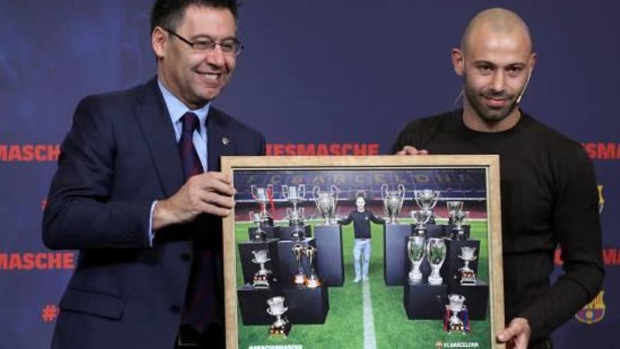 Josep Maria Bartomeu i Javier Mascherano, ahir en l&#039;acte de comiat del futbolista argentí.