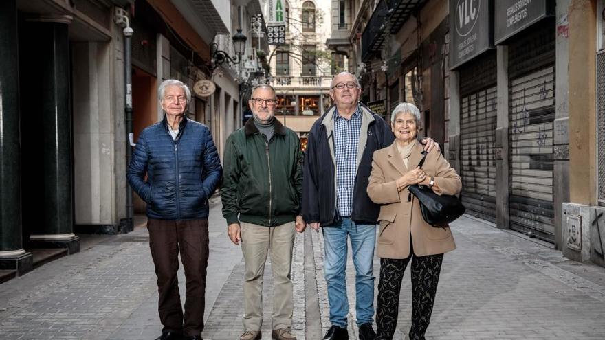 Martín García, segundo por la derecha, con otros cooperativistas.