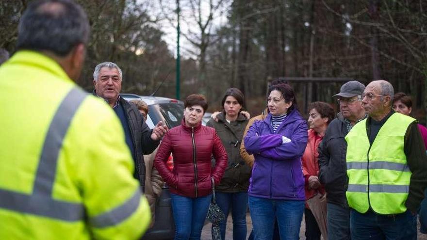 Técnicos de la Diputación explicaron el error a vecinos, presidente de la Comunidad de Montes y edil de Medio Ambiente, concentrados ayer para impedir la tala de las frondosas centenarias. // Henar Alonso (D.B.M.)