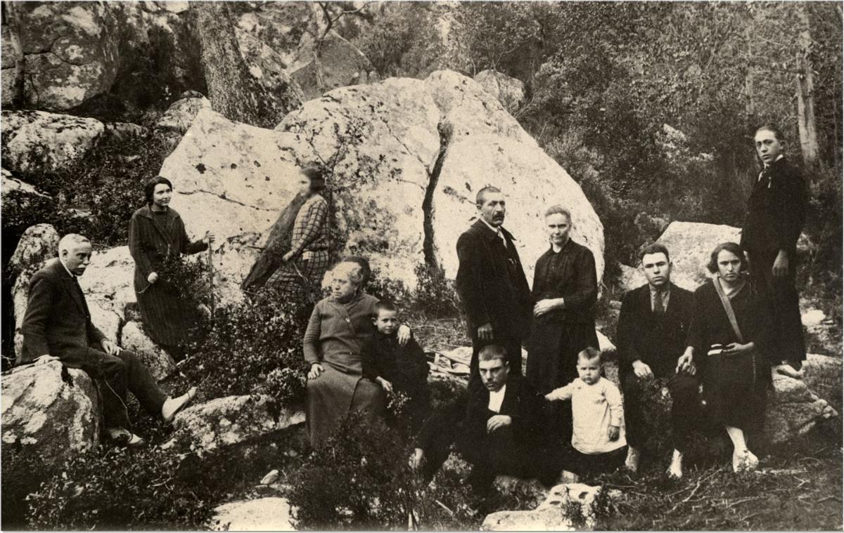 La família Azemar, propietaris de can Martí (a l'esquerra), i la família Homs, que eren els massovers, l'any 1923.