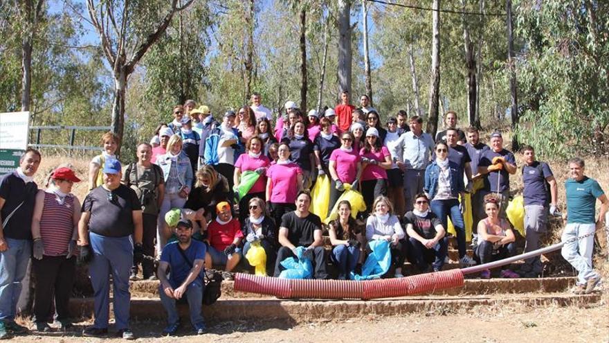 Recogen hasta cien kilos de basura en el entorno de la ermita de Belén