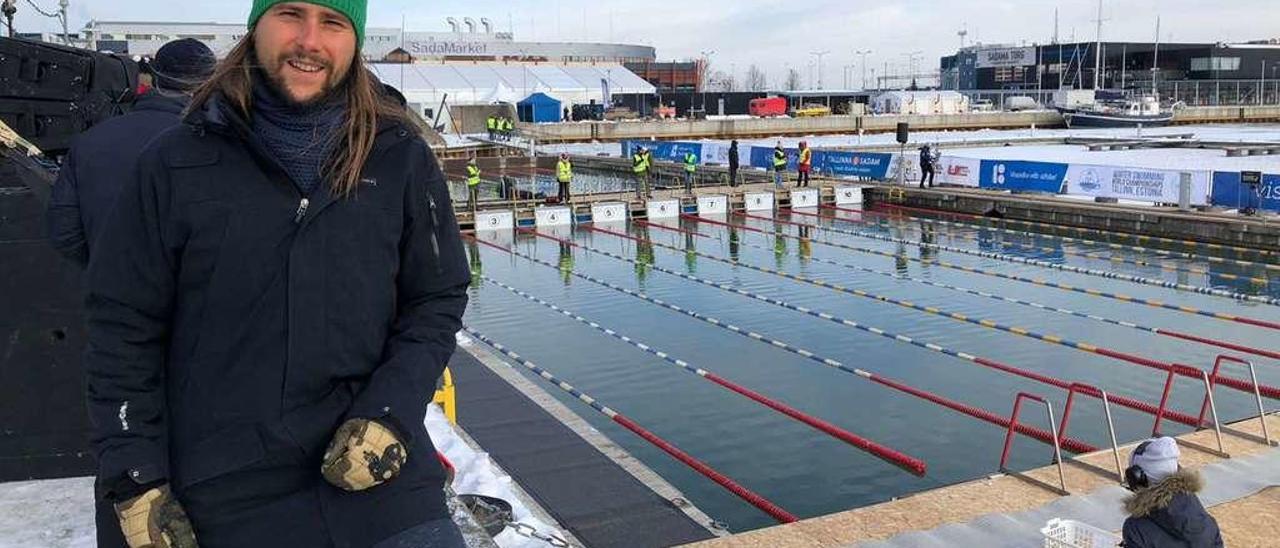 Mario Fernández, ante la piscina de Tallin.