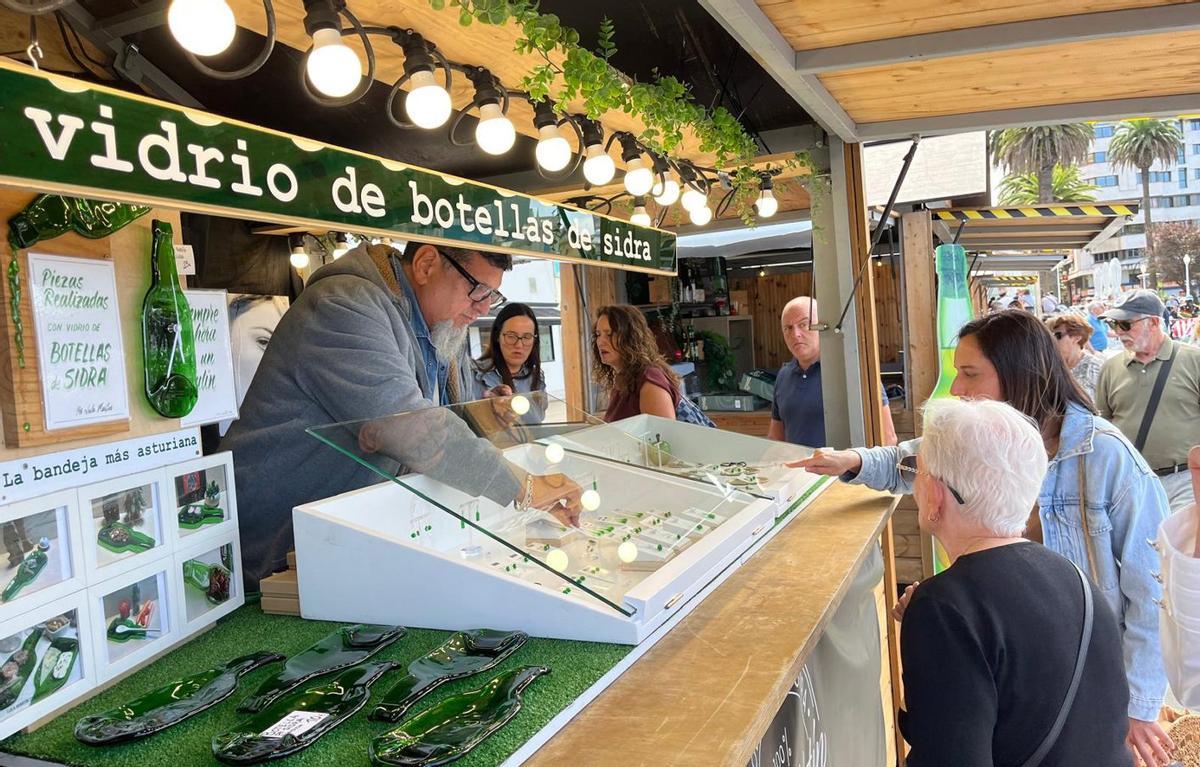 Ambiente en la última jornada del Mercadín de la Sidra y la Manzana.