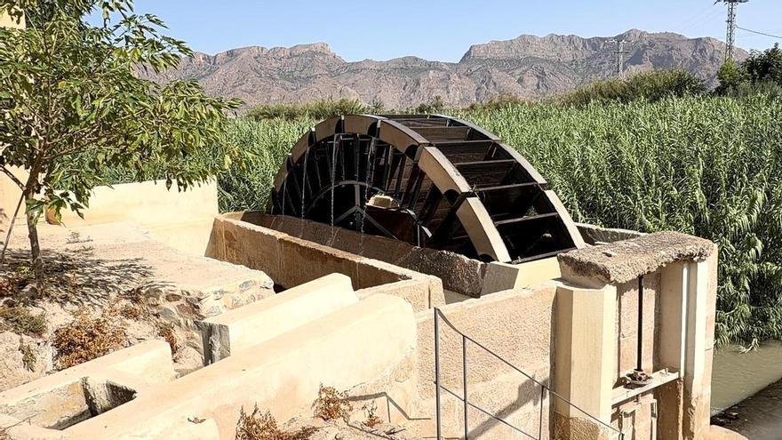 La noria de Pando vuelve a rodar con la fuerza del agua del río Segura en Las Norias de Orihuela