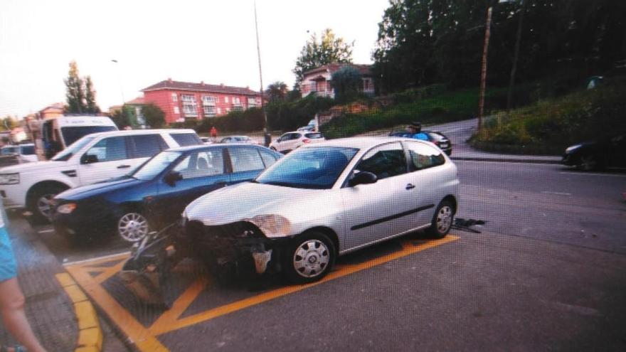 Uno de los coches implicados en el accidente de la avenida de Lugo.