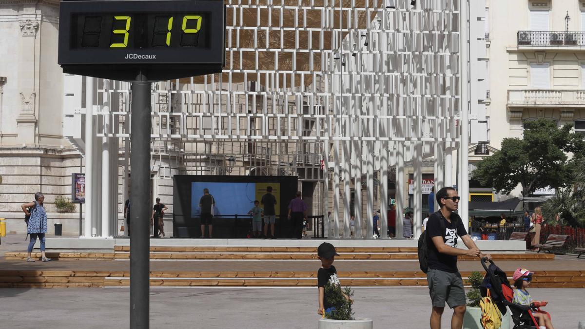 Los termómetros de la calle ya marcaban 31 grados en València por la mañana.