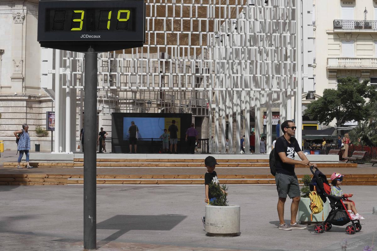 Los termómetros de la calle ya marcaban 31 grados en València por la mañana.