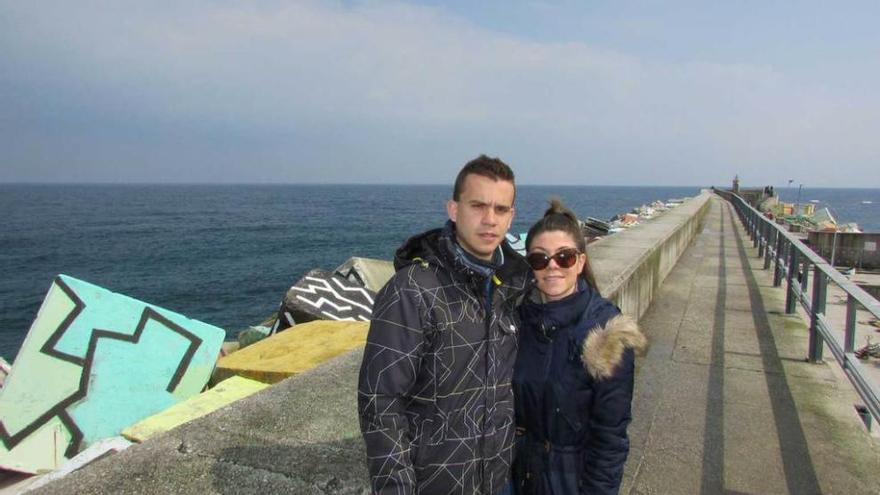 Urko Lozoya y Noelia Fuente se hacen un &quot;selfie&quot; en el paseo de San Pedro de Llanes.