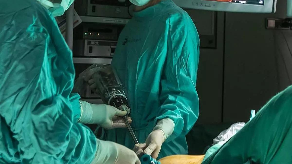 Sanitarios en un quirófano.