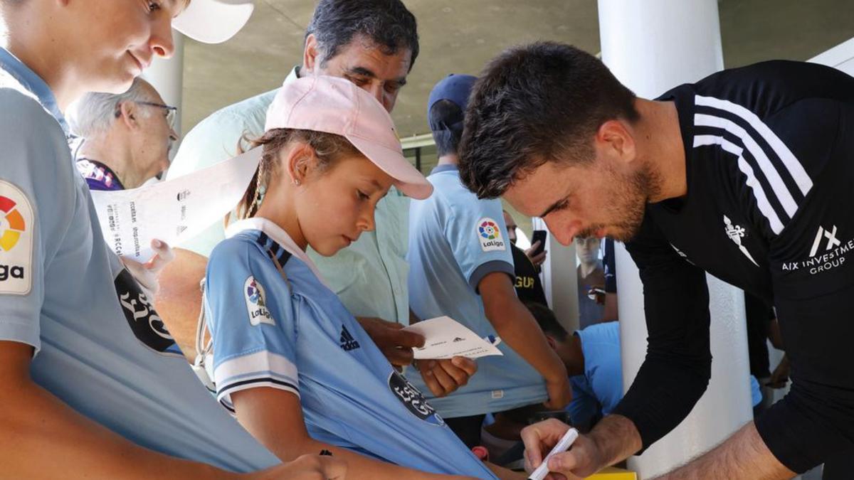 Iván Villar firma autógrafos en la ciudad deportiva. |  // ALBA VILLAR