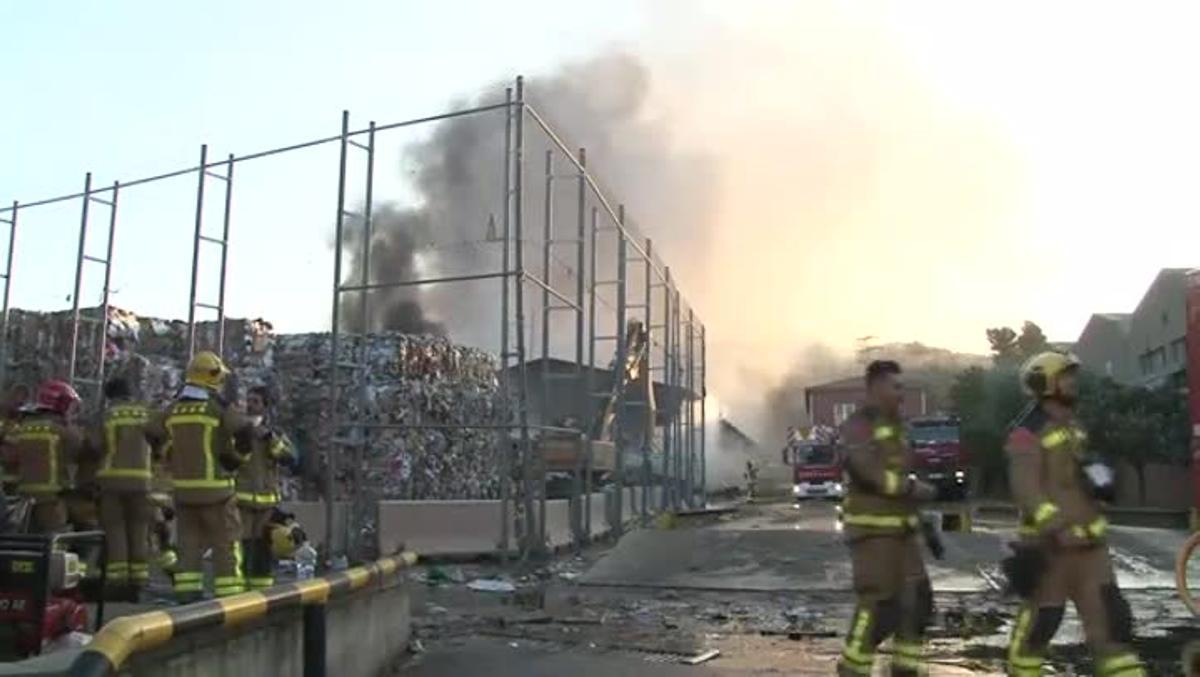 Incendio en una planta de reciclaje en Sant Feliu de Llobregat.