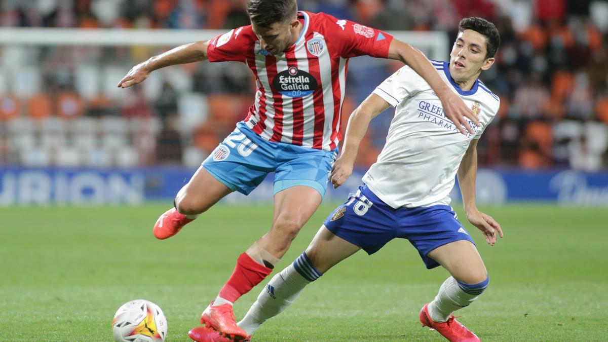 Fran Gámez, que actuó en el puesto de Chavarría en la segunda parte, trata de arrebatarle el balón a Gerard Valentín.