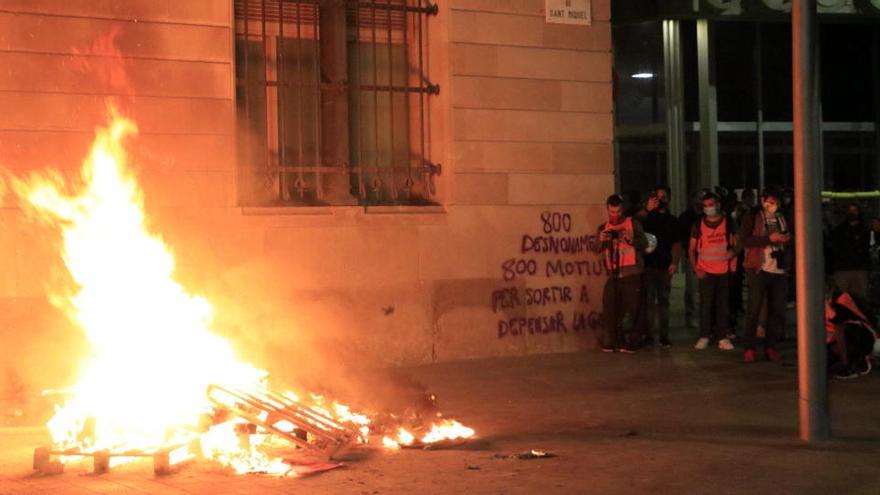 Foguera amb palets i una pintada contra els desnonaments a la plaça de Sant Miquel, després d&#039;una manifestació amb centenars de persones que havia començat a la plaça de la Catedral