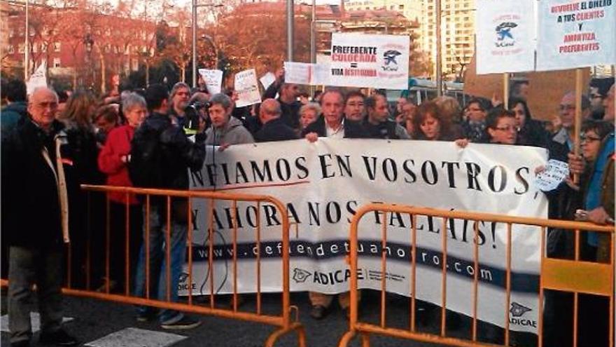 Imatge d&#039;una de les concentracions d&#039;afectats per participacions preferents celebrada fa uns dies a la ciutat de Barcelona.