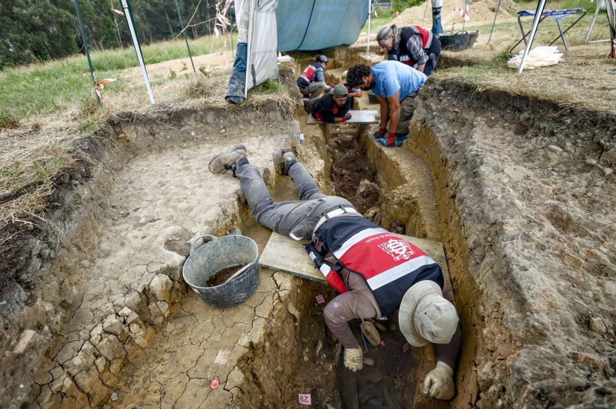 Hallan ya 40 cuerpos y decenas de balas en La Lloba, "la fosa de los lápices"