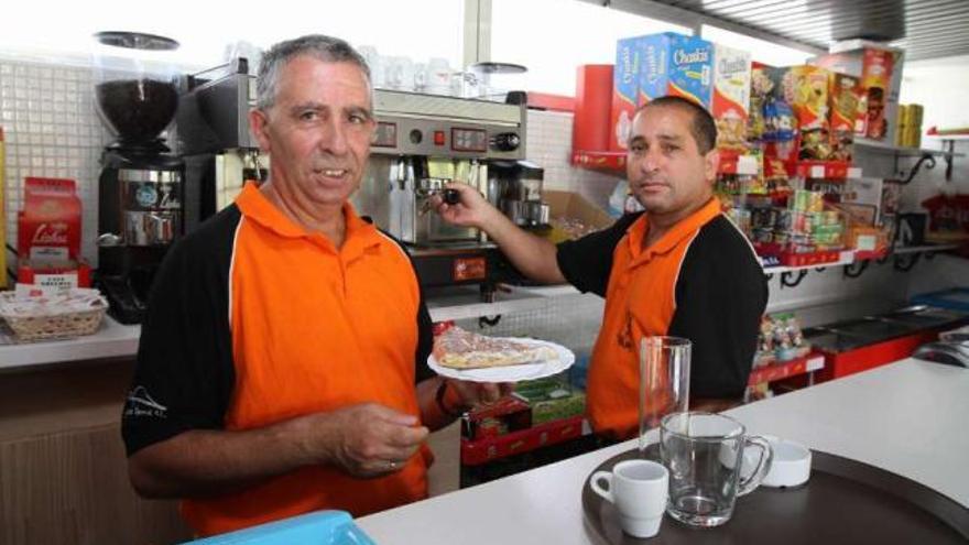 Dos empleados de la cafetería que ahora se amplía para convertirla en restaurante.  // Iñaki Osorio