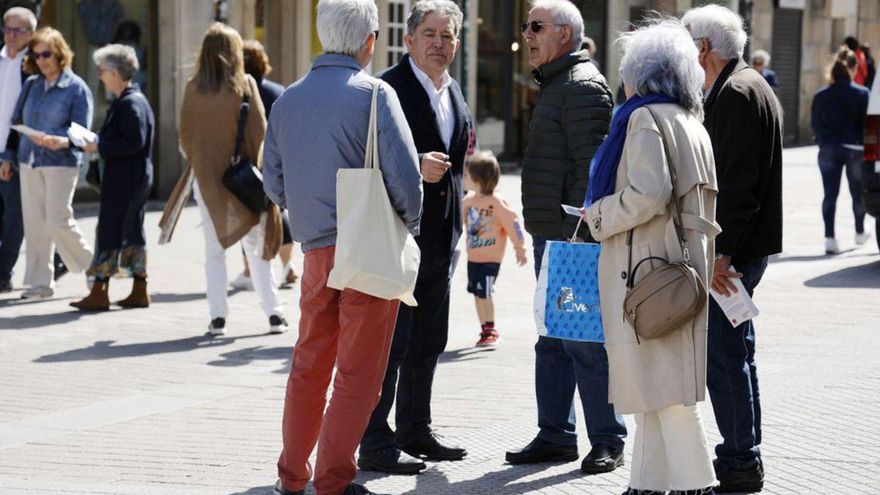 Miguel Lores escuchando  en un acto feminista (arriba) y conversando con vecinos en las calles de Pontevedra. |   // G. SANTOS