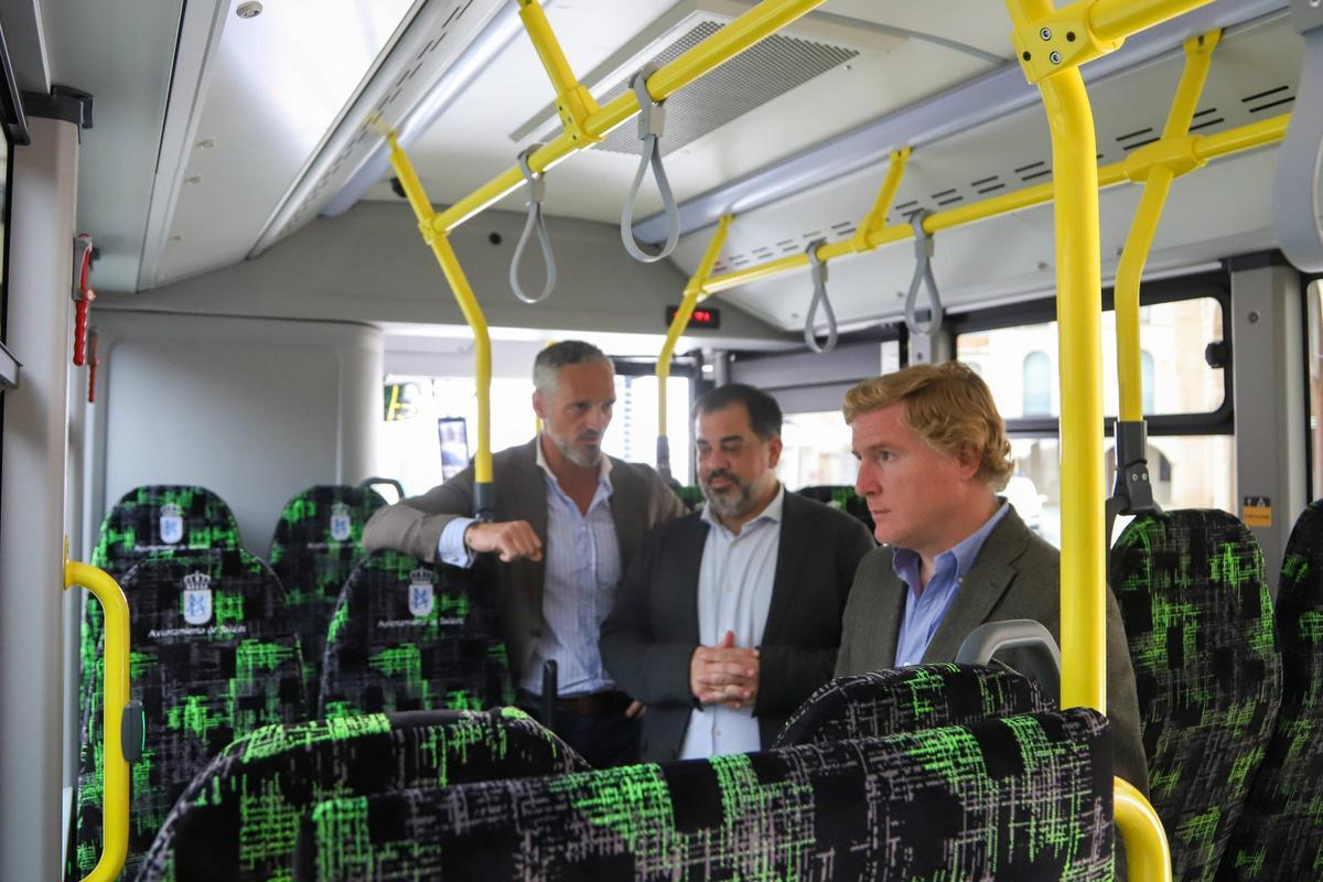 El alcalde, el concejal de Transportes y el nuevo gerente de Tubasa, en el interior de uno de los nuevos autobuses.