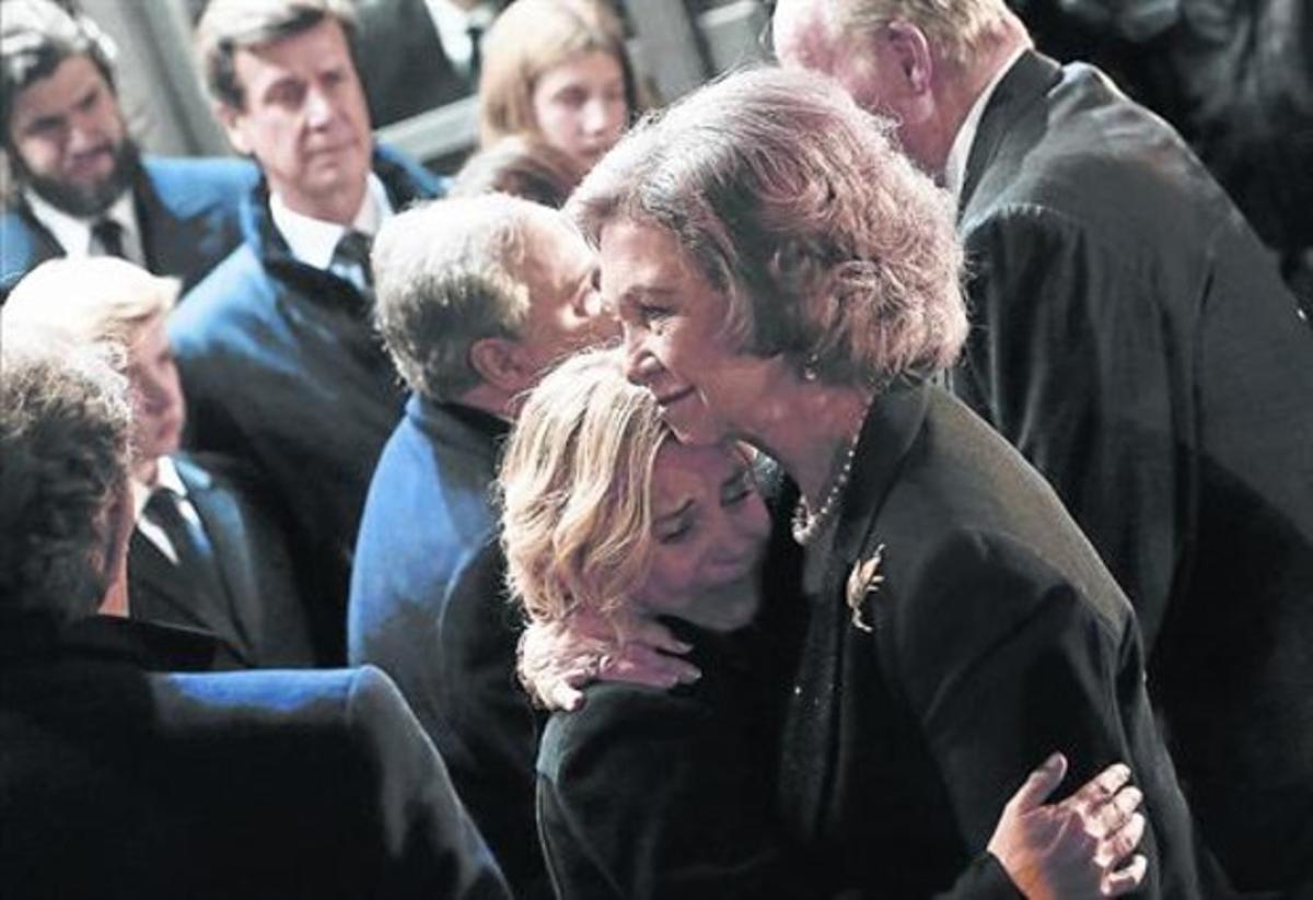 La reina Sofia consola Eugenia Martínez de Irujo, ahir a Madrid. A la dreta, Joan Carles abraça Cayetano Martínez de Irujo. A l’esquerra, Alfonso Díez, amb Isabel Preysler.