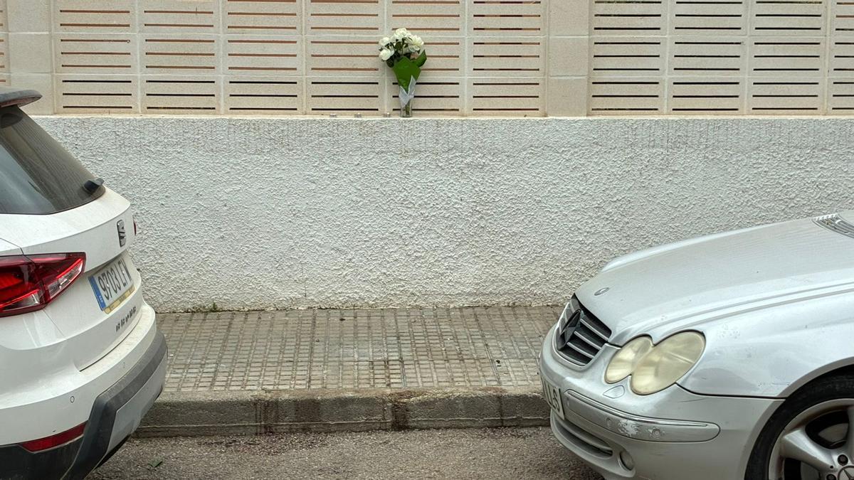 Los amigos de la víctima han dejado flores y velas en el lugar del apuñalamiento.