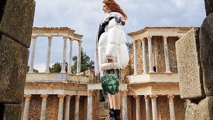 Una modelo posa en el Teatro Romano de Mérida luciendo un diseño de Louis Vuitton.