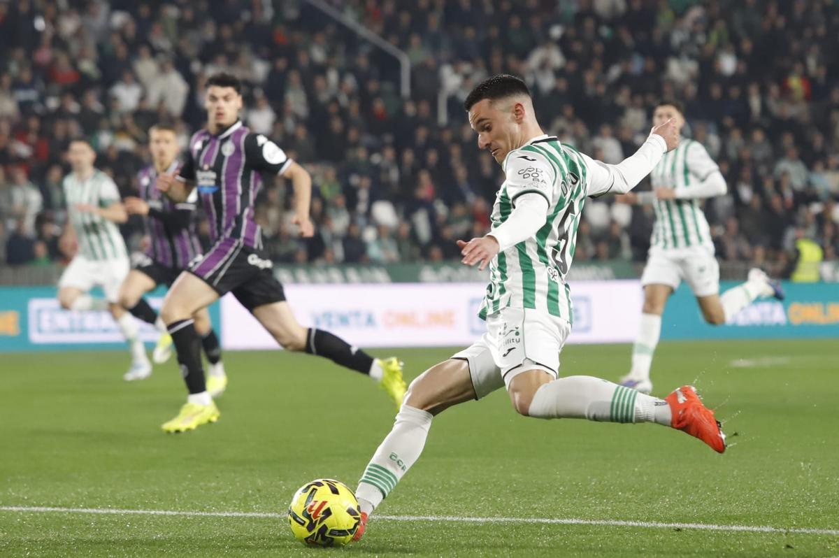 Diego Bri golpea el esférico durante el Córdoba CF-Valladolid.