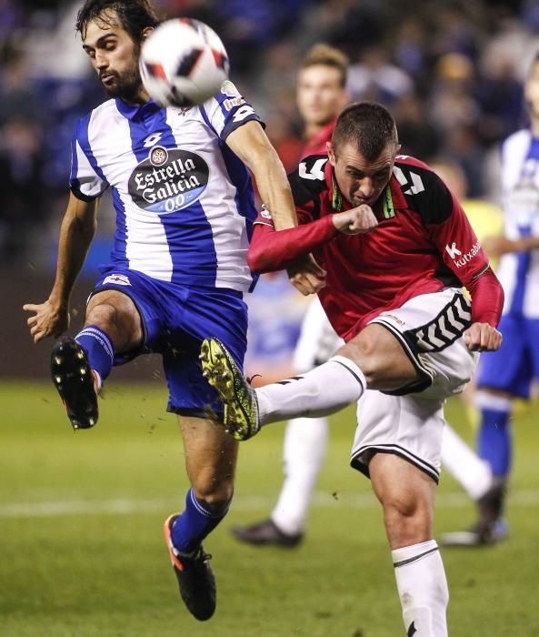 El Dépor empata en el descuento ante el Alavés