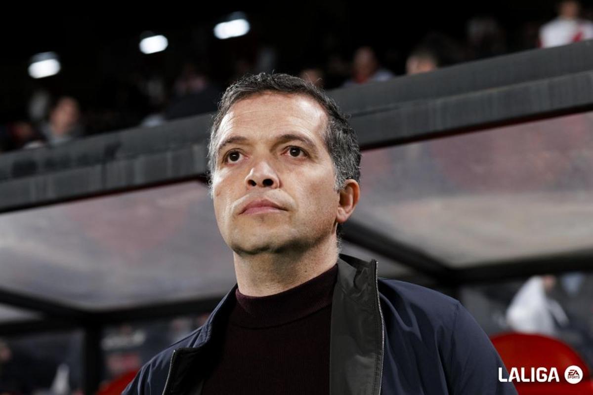 Luís Castro, entrenador del Levante UD en el estadio de Vallecas