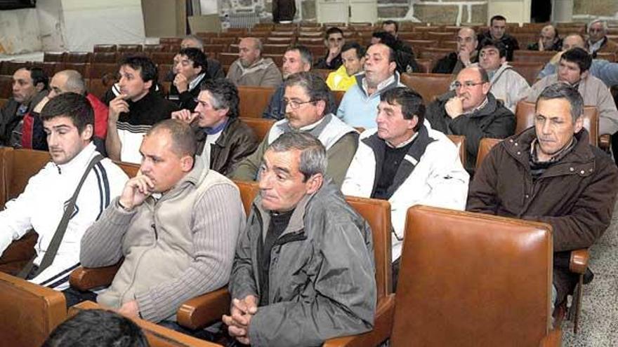 La asamblea de trabajadores del servicio de recogida de basuras ratificó el acuerdo del paro indefinido.