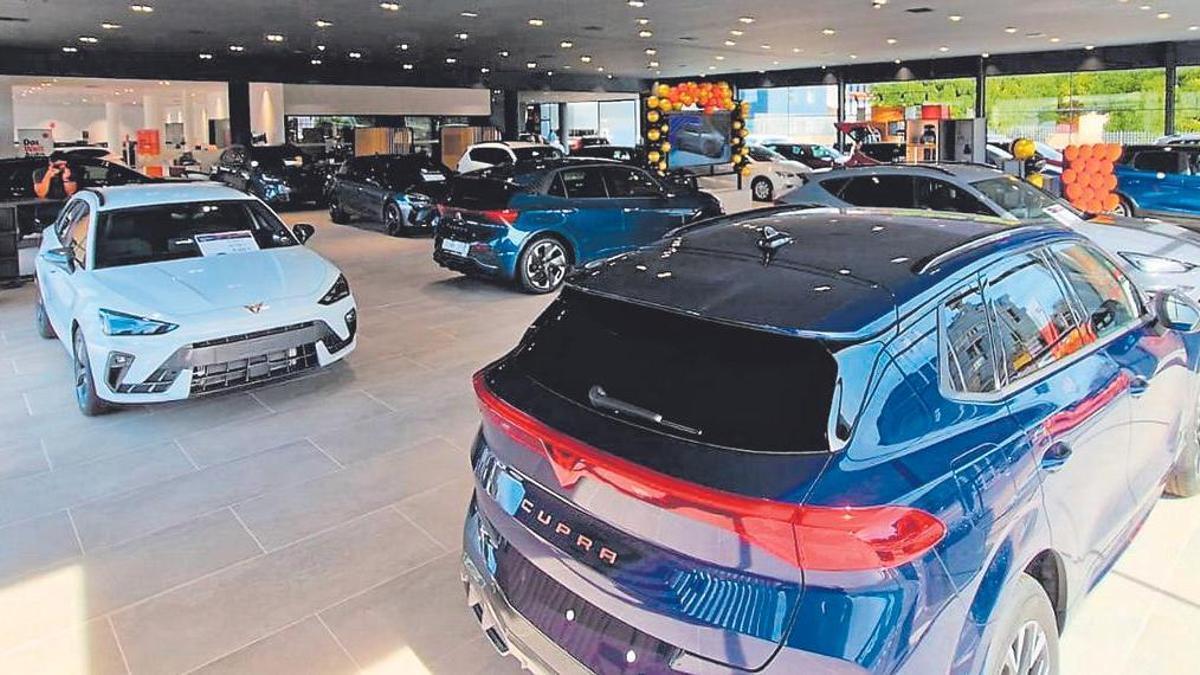 Una exposición de varios modelos de coche CUPRA.